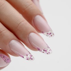 Floral nail art lavet med Flower Builder Gel &ndash; transparente negle med indlejrede blomster