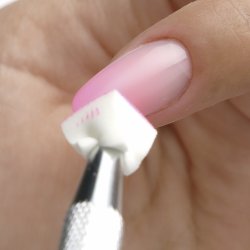 Negletekniker bruger Ombre Tweezer Tool til neon ombr� design p� naturnegl