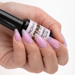 H�nd med almond formede negle i semi-transparent lilla soap gel look